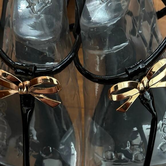 Kate Spade Size 8.5 Tracie Sandals Black Patent Gold Bow T Strap TINY FLAW - Picture 4 of 4